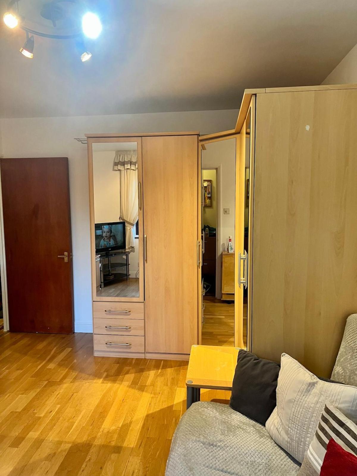West-london Minimalism With Parking On Premises Apartamento *